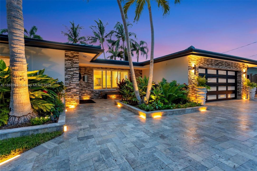 For Sale: $1,777,000 (3 beds, 2 baths, 1988 Square Feet)