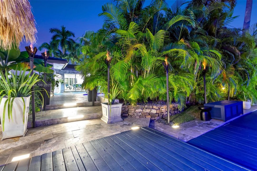 For Sale: $1,777,000 (3 beds, 2 baths, 1988 Square Feet)