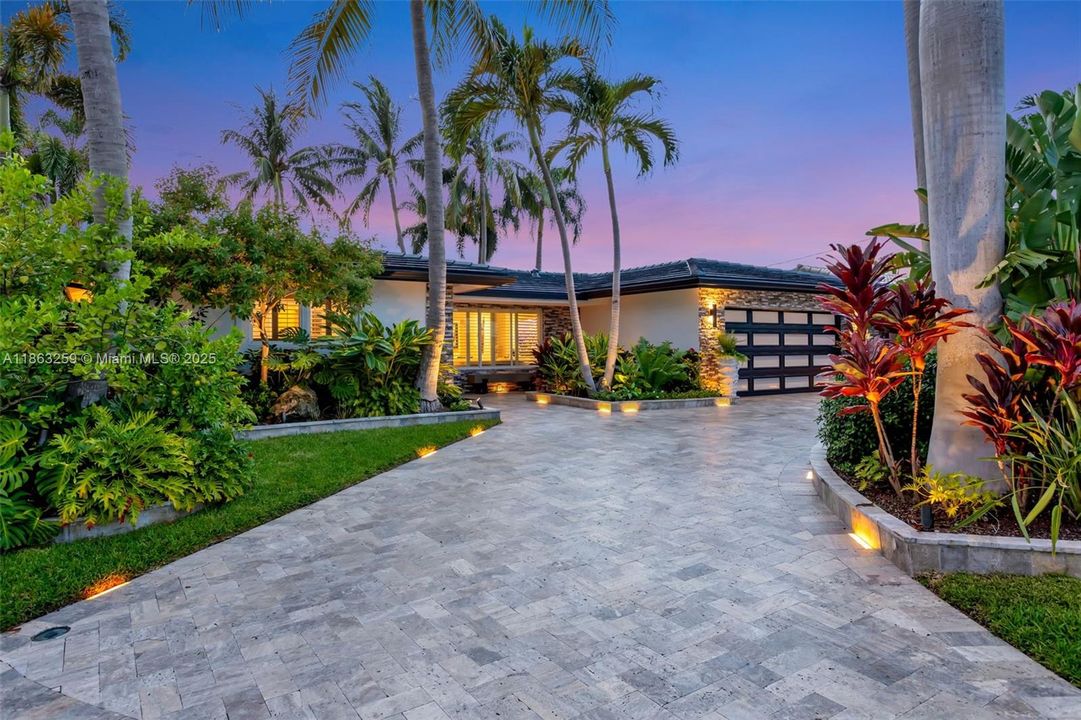 For Sale: $1,777,000 (3 beds, 2 baths, 1988 Square Feet)