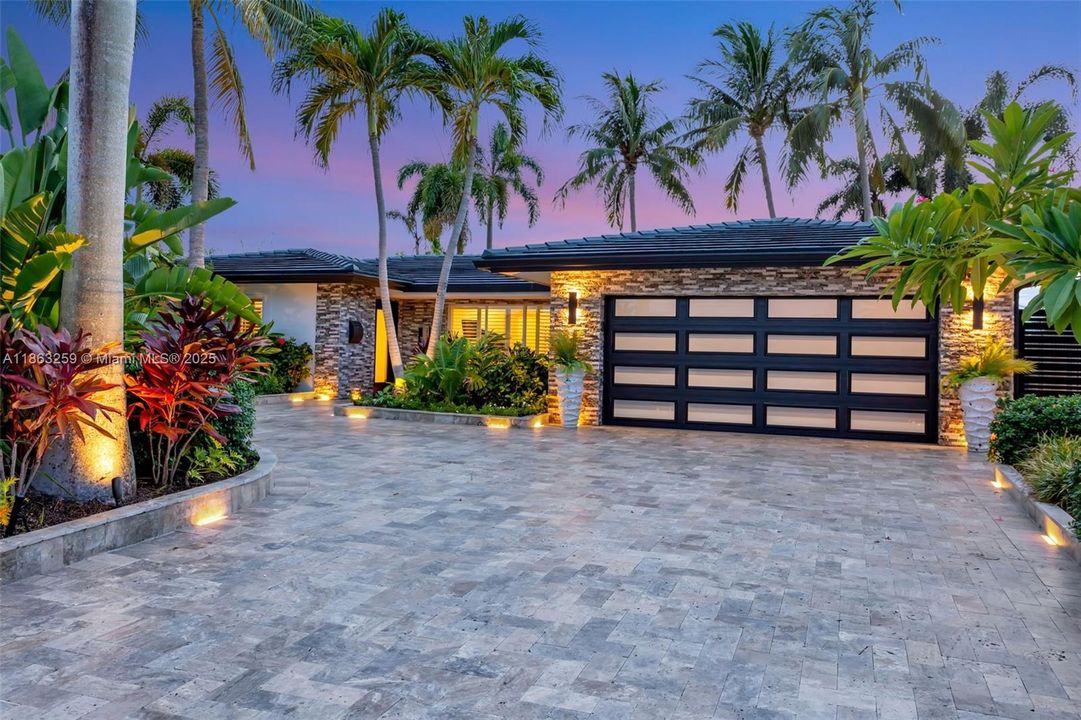 For Sale: $1,777,000 (3 beds, 2 baths, 1988 Square Feet)