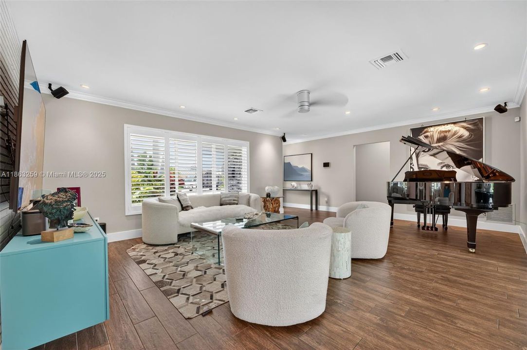 For Sale: $1,777,000 (3 beds, 2 baths, 1988 Square Feet)