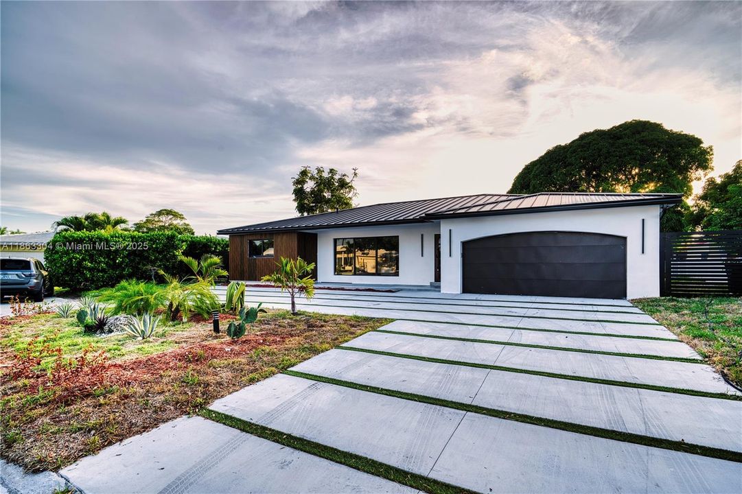 For Sale: $2,150,000 (5 beds, 3 baths, 2285 Square Feet)