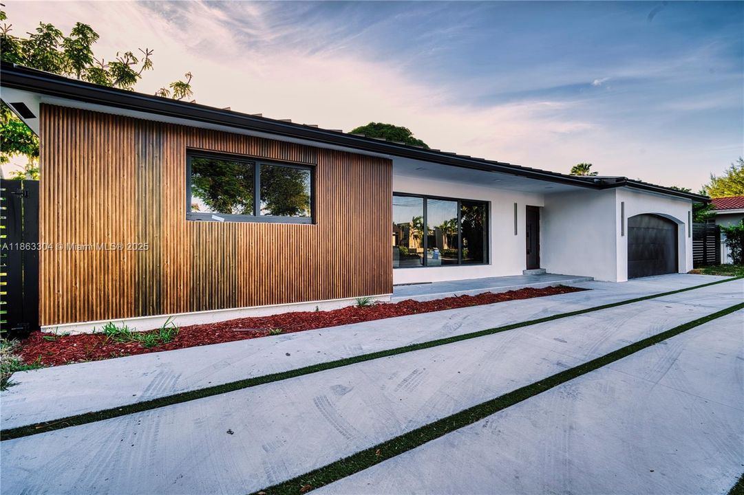 For Sale: $2,150,000 (5 beds, 3 baths, 2285 Square Feet)