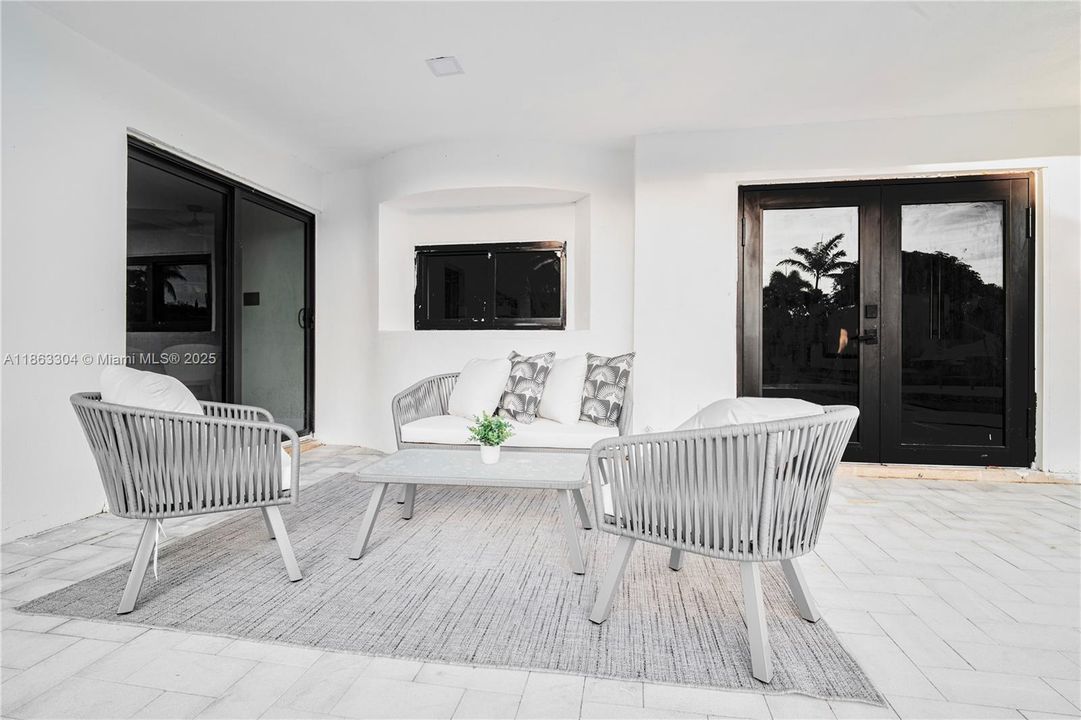 For Sale: $2,150,000 (5 beds, 3 baths, 2285 Square Feet)