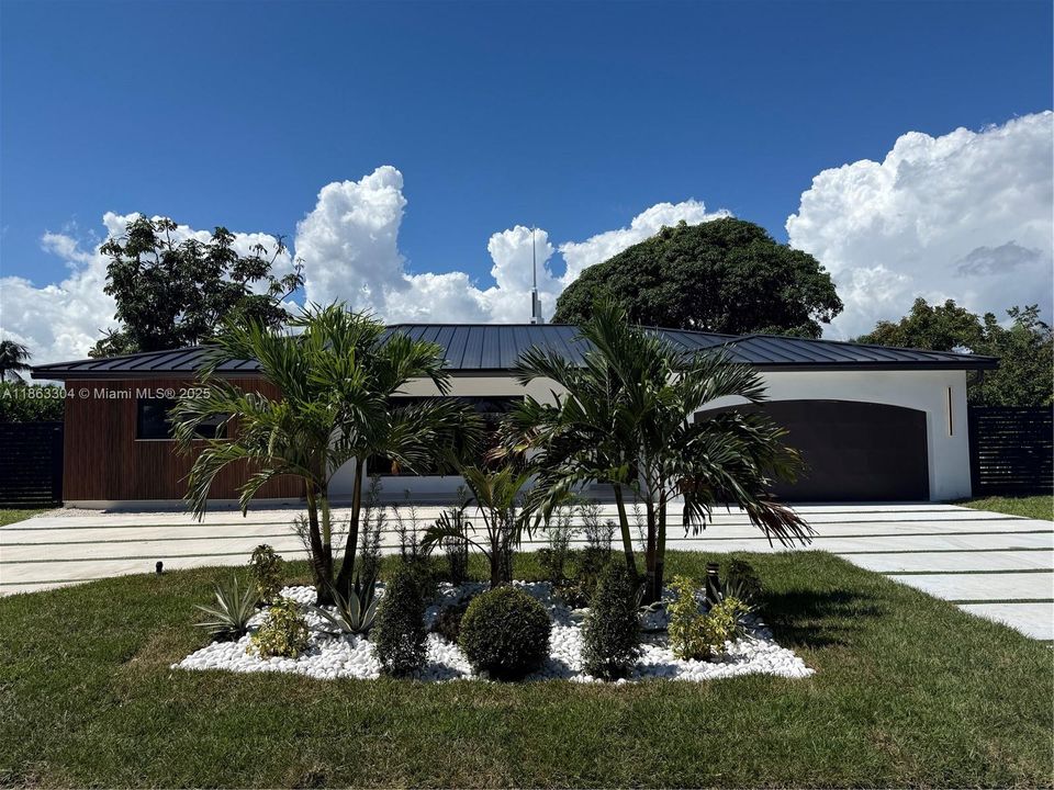 For Sale: $2,150,000 (5 beds, 3 baths, 2285 Square Feet)