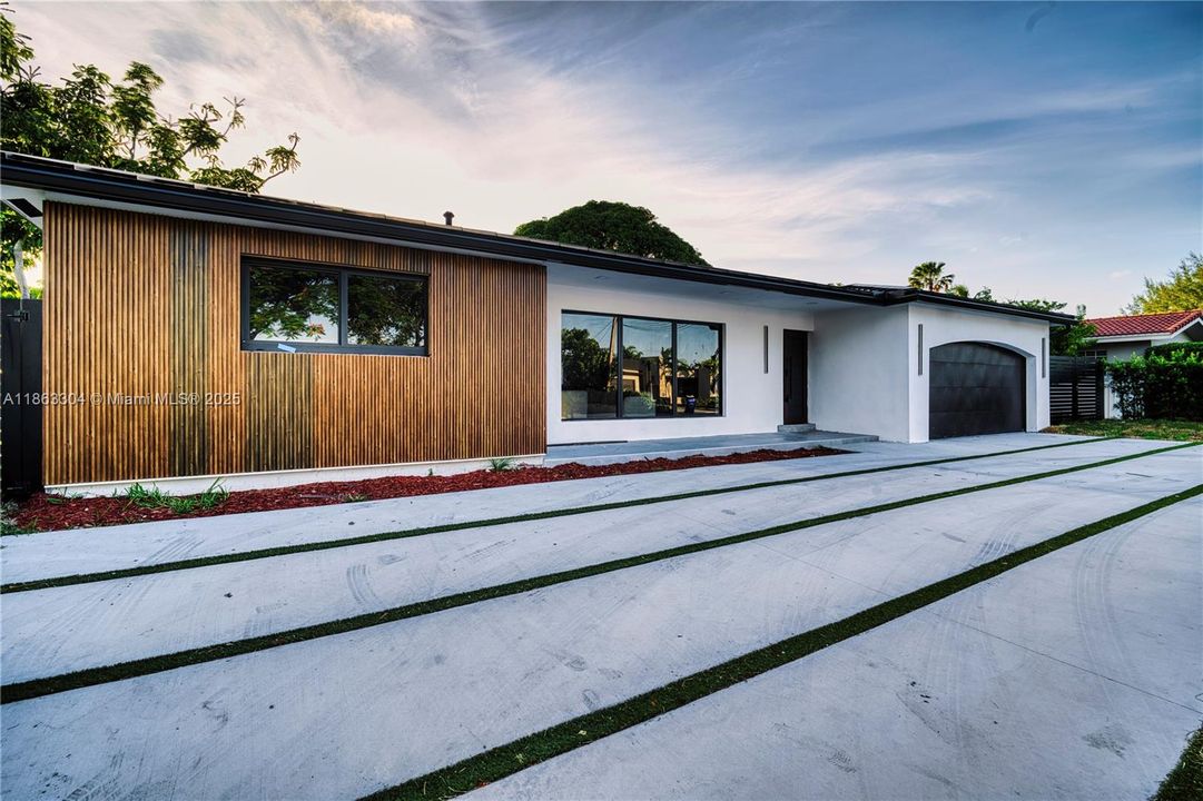 For Sale: $2,150,000 (5 beds, 3 baths, 2285 Square Feet)