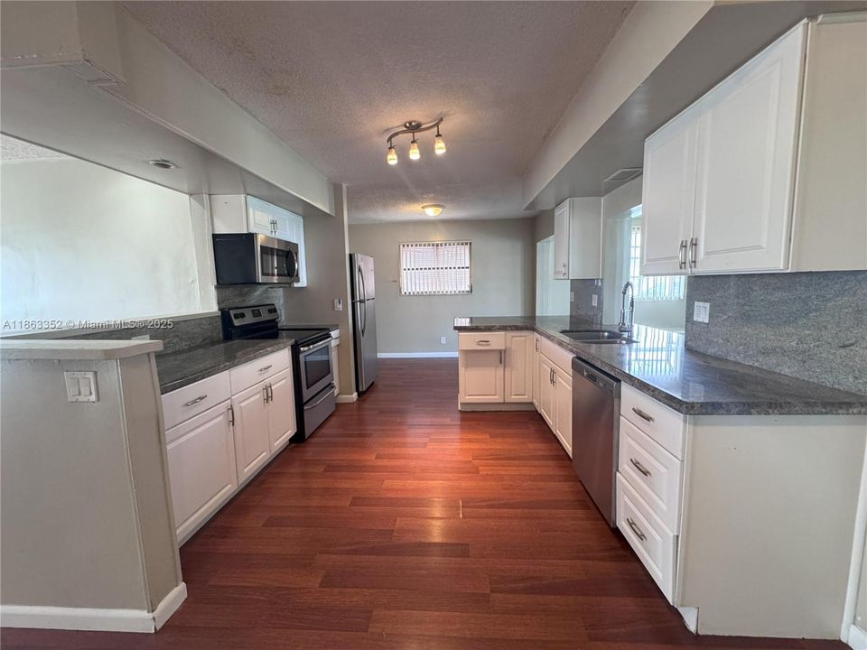 Activo con contrato: $519,900 (3 camas, 2 baños, 1678 Pies cuadrados)