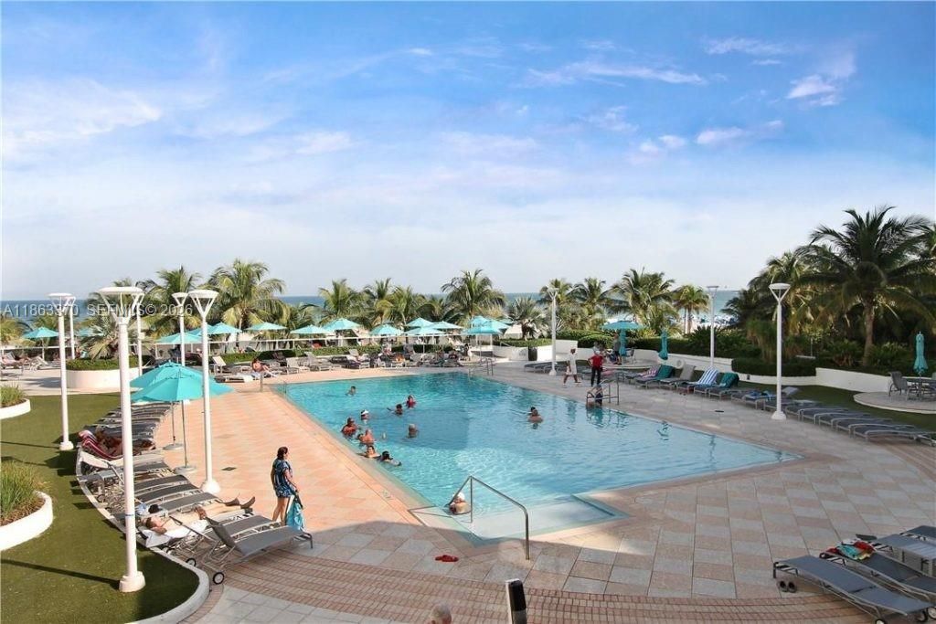 For Sale: $685,000 (1 beds, 1 baths, 700 Square Feet)