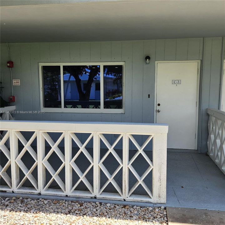 For Sale: $215,000 (1 beds, 1 baths, 700 Square Feet)