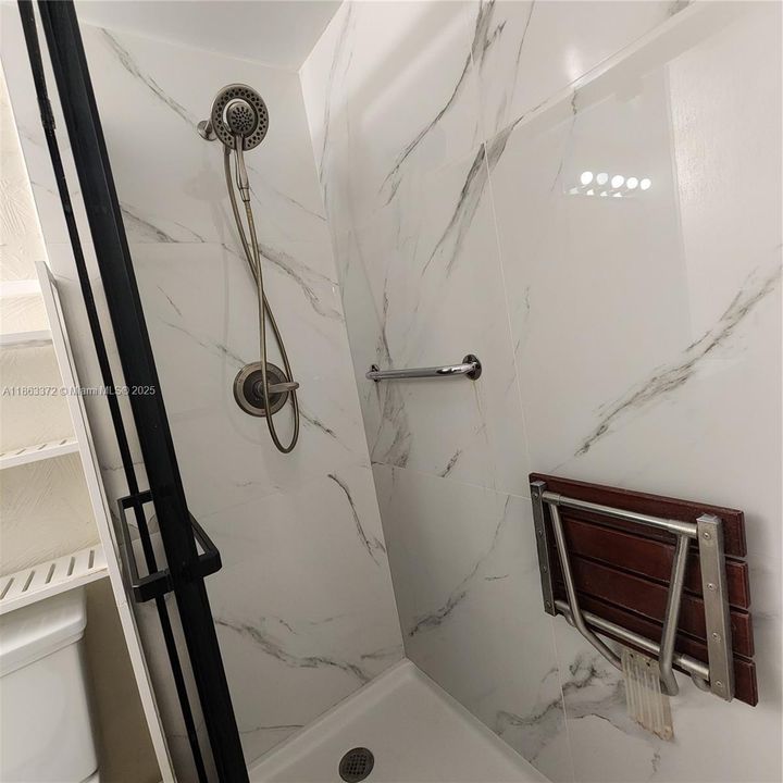 For Sale: $215,000 (1 beds, 1 baths, 700 Square Feet)