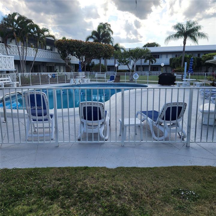 For Sale: $215,000 (1 beds, 1 baths, 700 Square Feet)