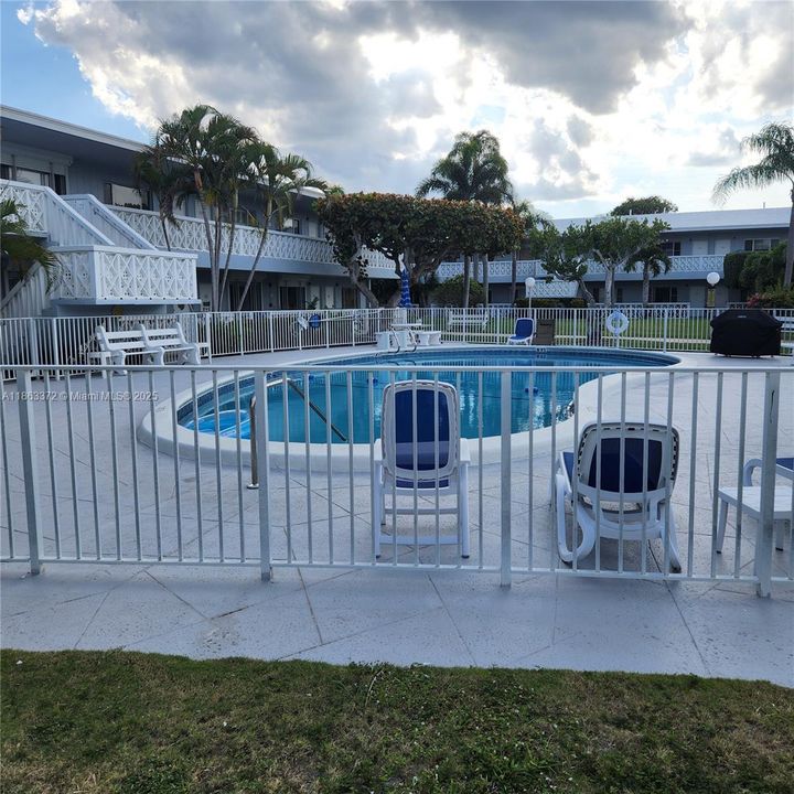 For Sale: $215,000 (1 beds, 1 baths, 700 Square Feet)