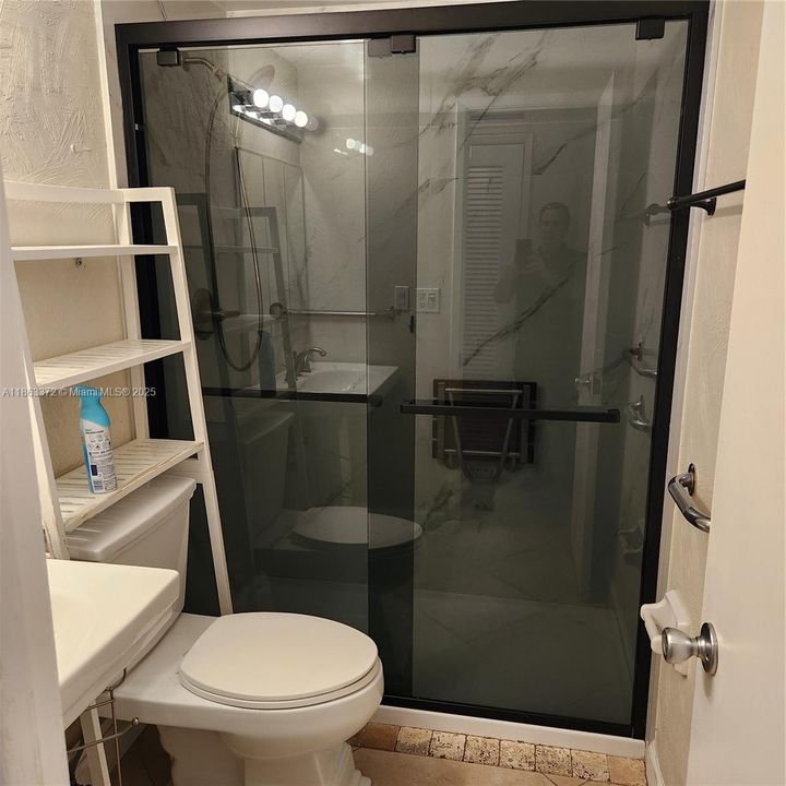 For Sale: $215,000 (1 beds, 1 baths, 700 Square Feet)