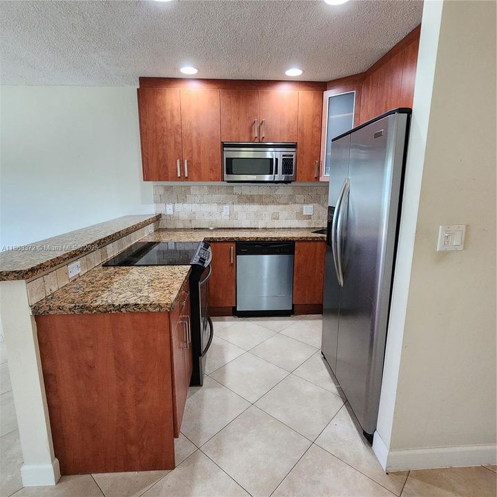For Sale: $215,000 (1 beds, 1 baths, 700 Square Feet)
