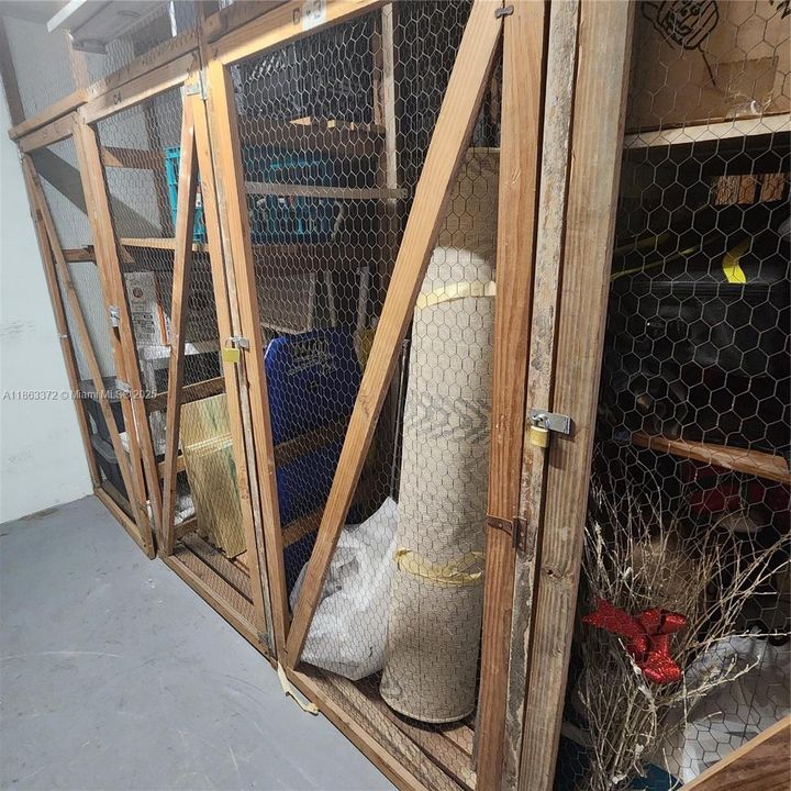 For Sale: $215,000 (1 beds, 1 baths, 700 Square Feet)