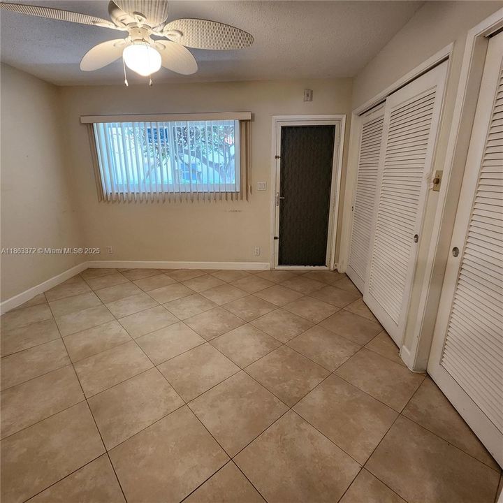 For Sale: $215,000 (1 beds, 1 baths, 700 Square Feet)