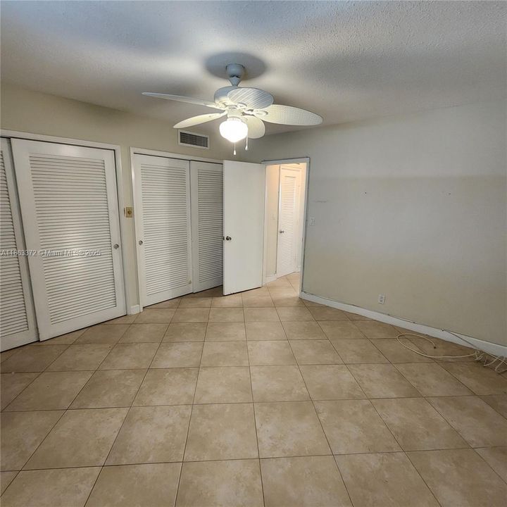 For Sale: $215,000 (1 beds, 1 baths, 700 Square Feet)