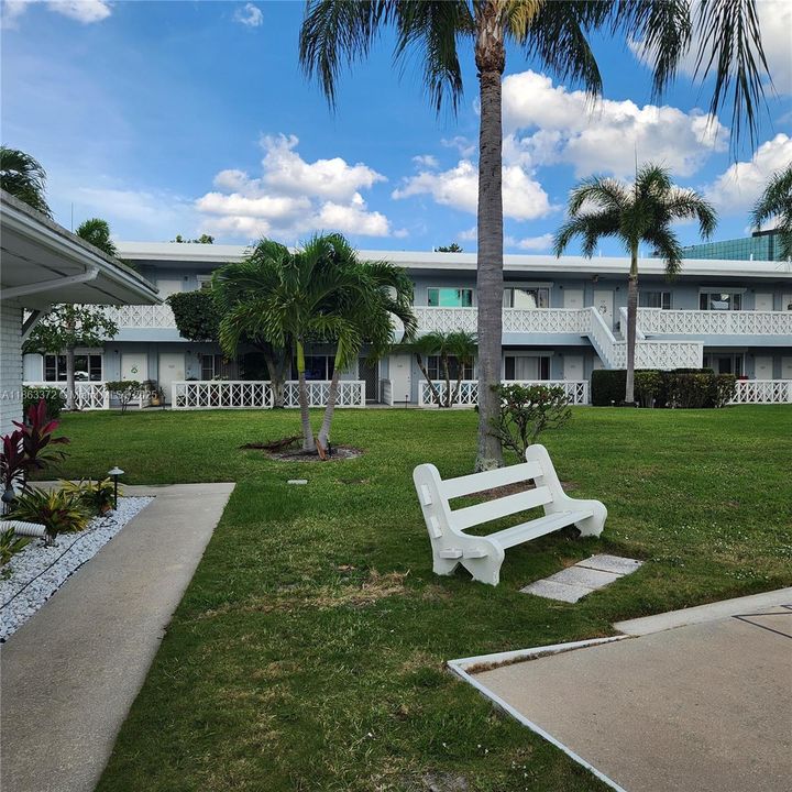 For Sale: $215,000 (1 beds, 1 baths, 700 Square Feet)