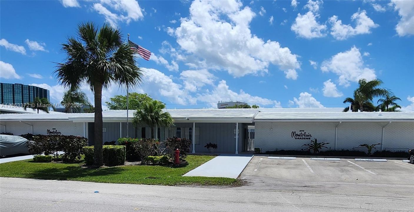 For Sale: $215,000 (1 beds, 1 baths, 700 Square Feet)