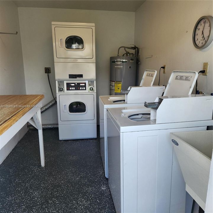 For Sale: $215,000 (1 beds, 1 baths, 700 Square Feet)