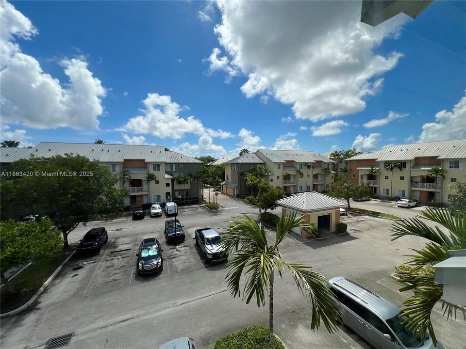 合同活跃: $2,950 (2 贝兹, 2 浴室, 1679 平方英尺)