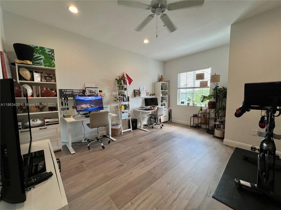 合同活跃: $2,950 (2 贝兹, 2 浴室, 1679 平方英尺)