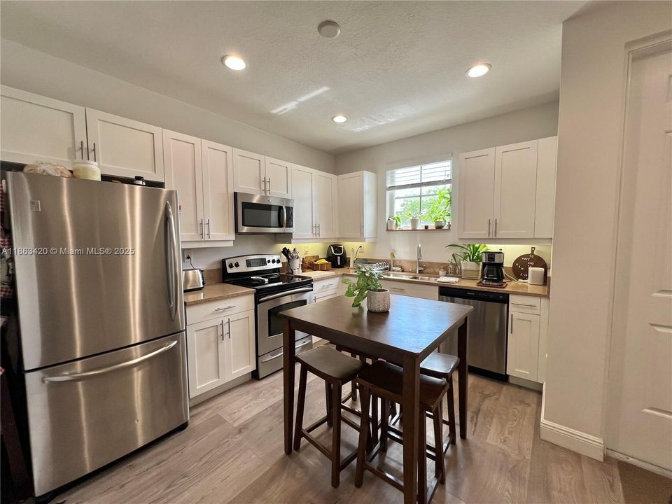 合同活跃: $2,950 (2 贝兹, 2 浴室, 1679 平方英尺)