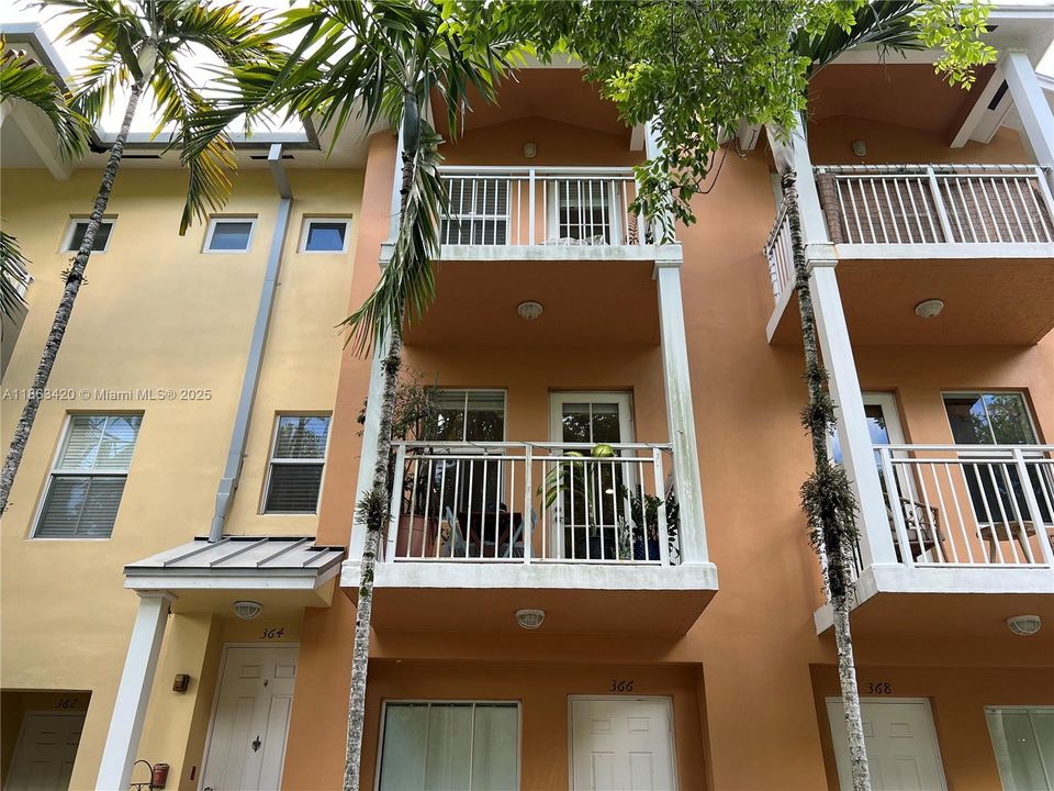 合同活跃: $2,950 (2 贝兹, 2 浴室, 1679 平方英尺)