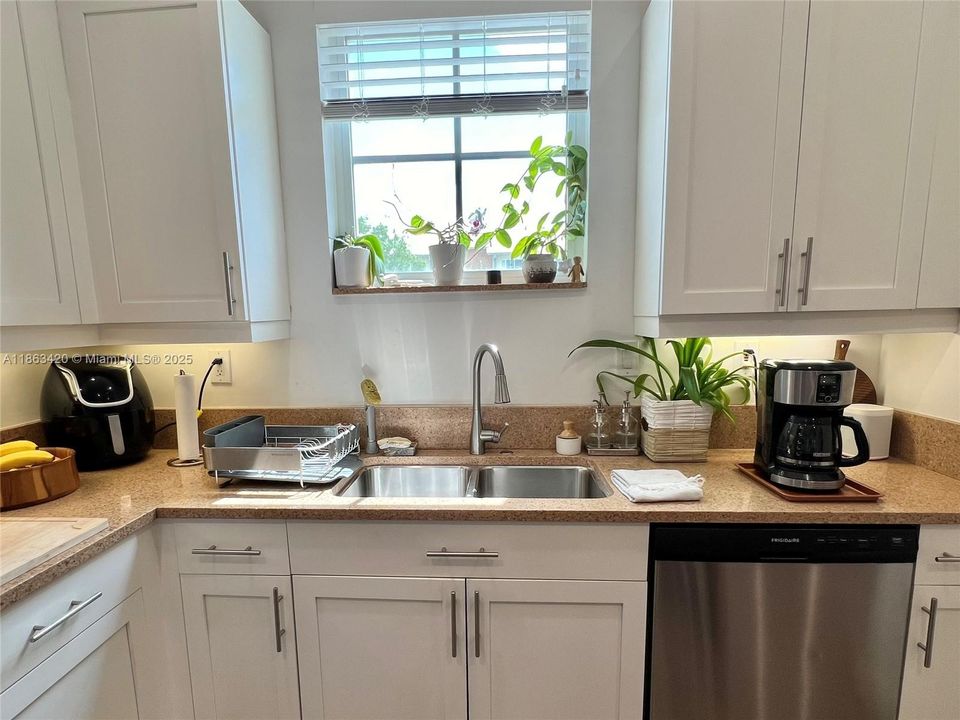 合同活跃: $2,950 (2 贝兹, 2 浴室, 1679 平方英尺)