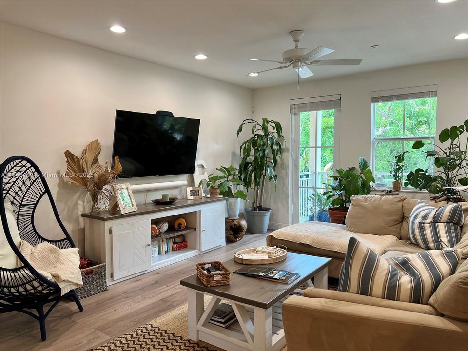 合同活跃: $2,950 (2 贝兹, 2 浴室, 1679 平方英尺)