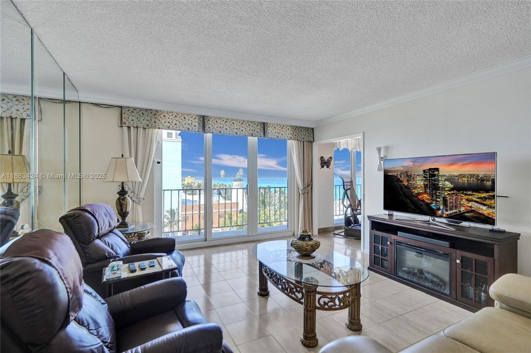 Под контрактом: $339,000 (1 спален, 1 ванн, 830 Квадратных фут)