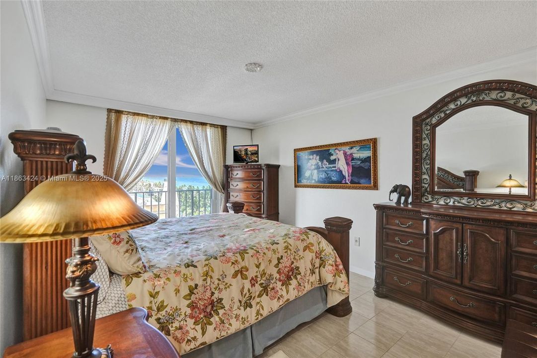 Под контрактом: $339,000 (1 спален, 1 ванн, 830 Квадратных фут)