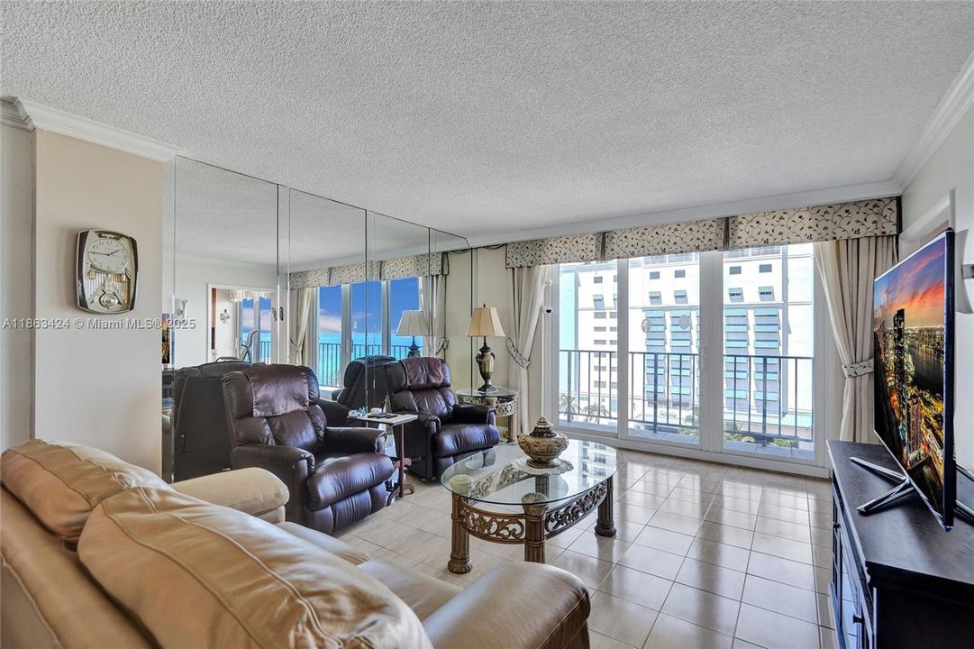 Под контрактом: $339,000 (1 спален, 1 ванн, 830 Квадратных фут)