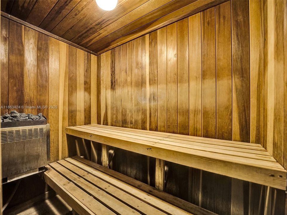 Под контрактом: $339,000 (1 спален, 1 ванн, 830 Квадратных фут)