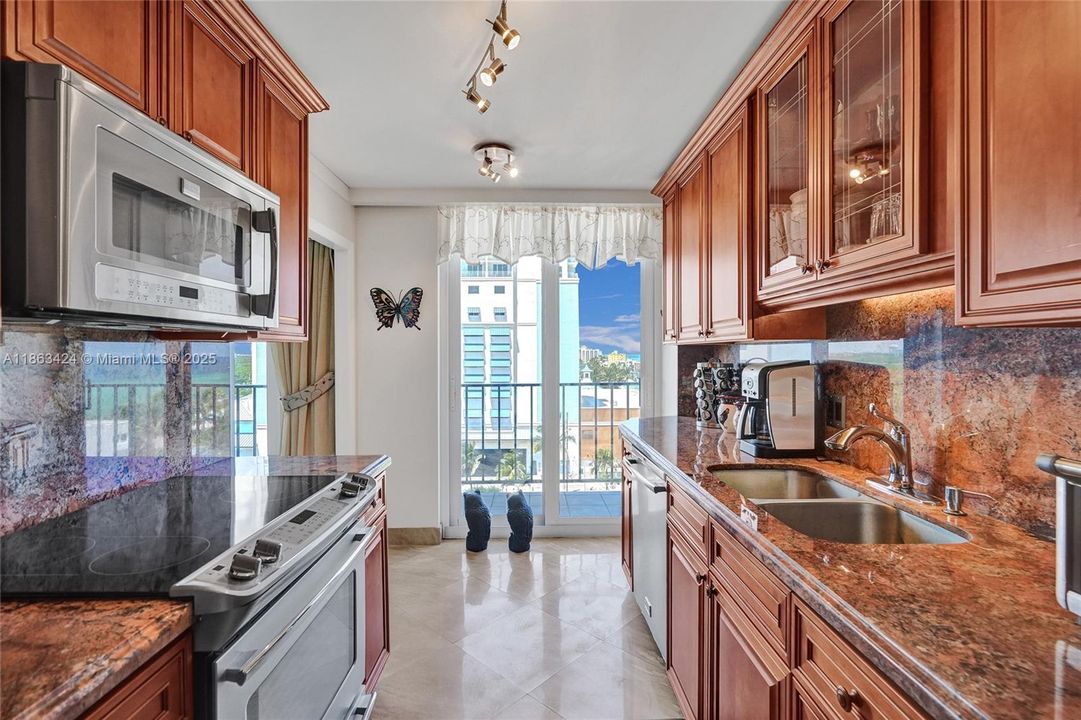 Под контрактом: $339,000 (1 спален, 1 ванн, 830 Квадратных фут)