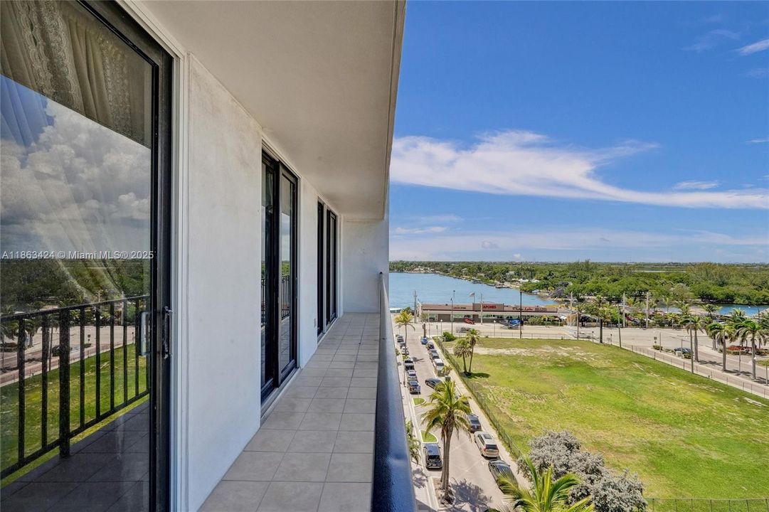 Под контрактом: $339,000 (1 спален, 1 ванн, 830 Квадратных фут)