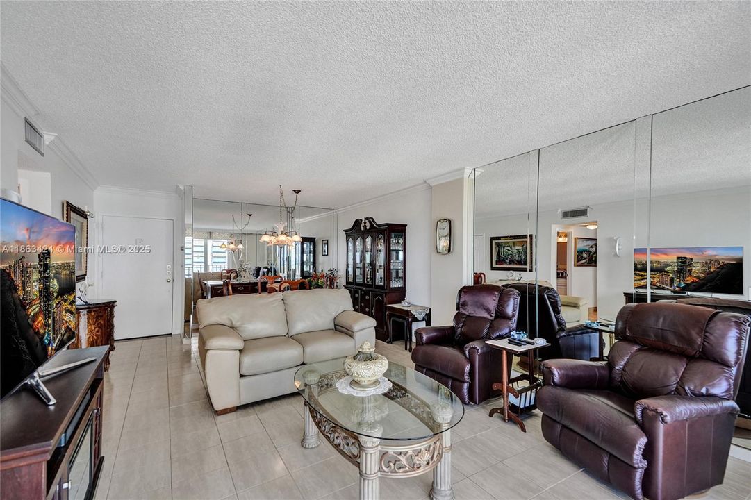 Под контрактом: $339,000 (1 спален, 1 ванн, 830 Квадратных фут)