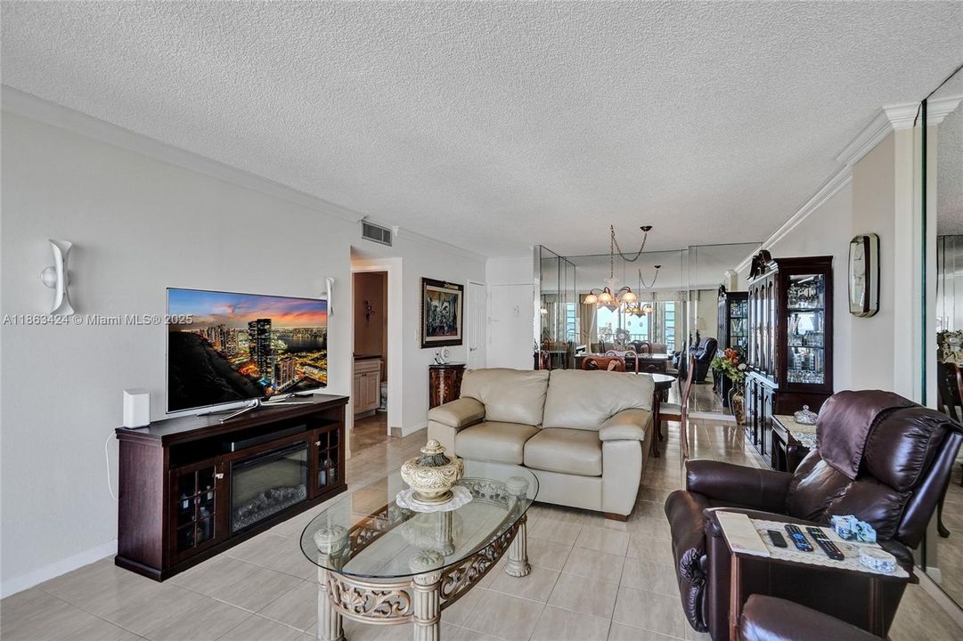 Под контрактом: $339,000 (1 спален, 1 ванн, 830 Квадратных фут)