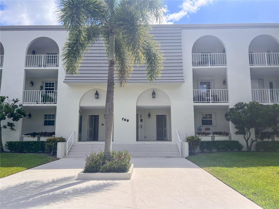 For Sale: $437,777 (2 beds, 2 baths, 925 Square Feet)