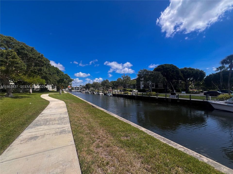 For Sale: $437,777 (2 beds, 2 baths, 925 Square Feet)