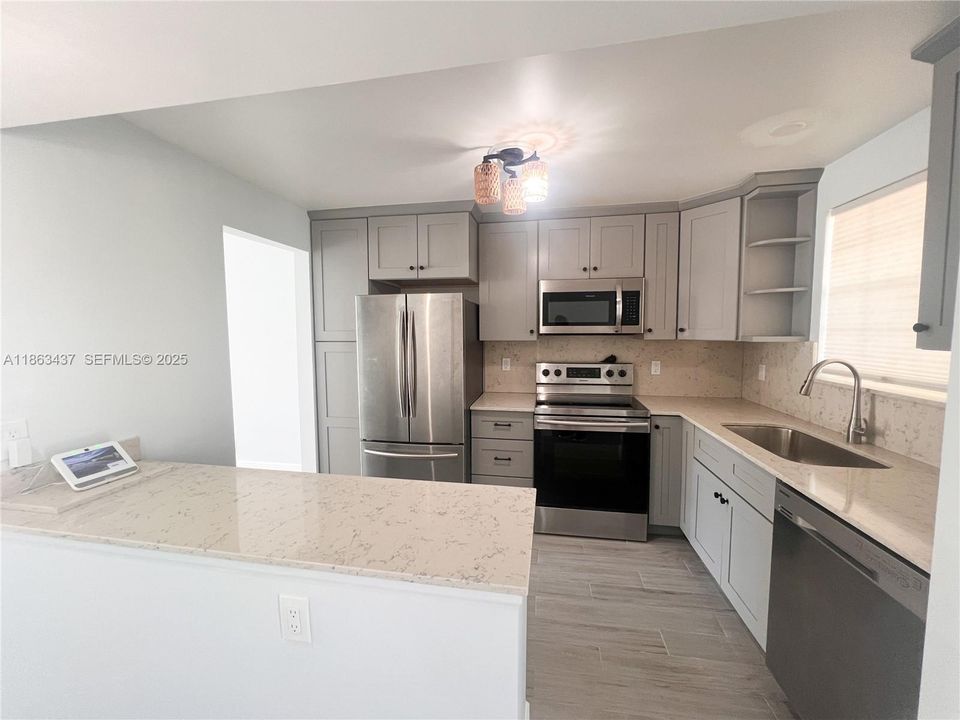 For Sale: $437,777 (2 beds, 2 baths, 925 Square Feet)