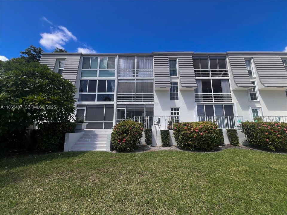 For Sale: $437,777 (2 beds, 2 baths, 925 Square Feet)