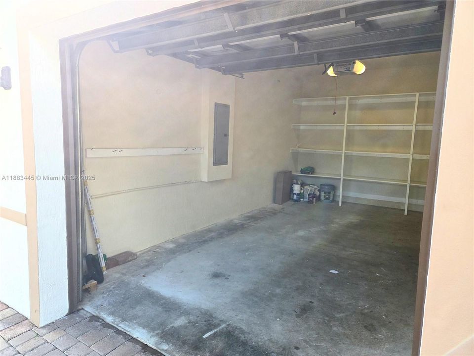 合同活跃: $3,200 (4 贝兹, 2 浴室, 1841 平方英尺)