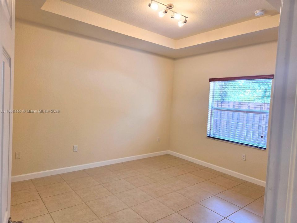 合同活跃: $3,200 (4 贝兹, 2 浴室, 1841 平方英尺)