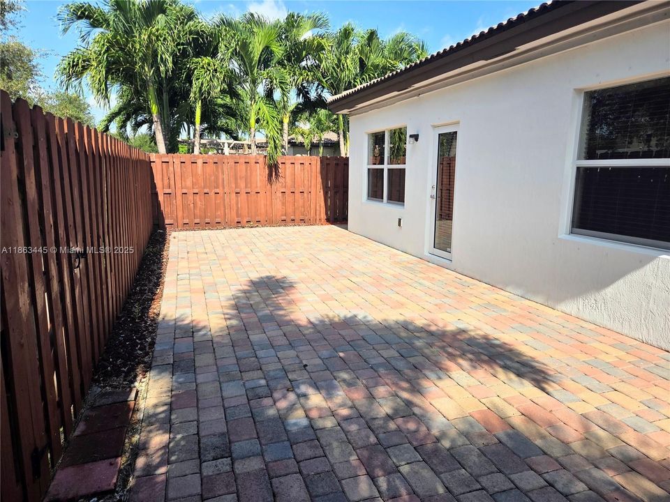 合同活跃: $3,200 (4 贝兹, 2 浴室, 1841 平方英尺)