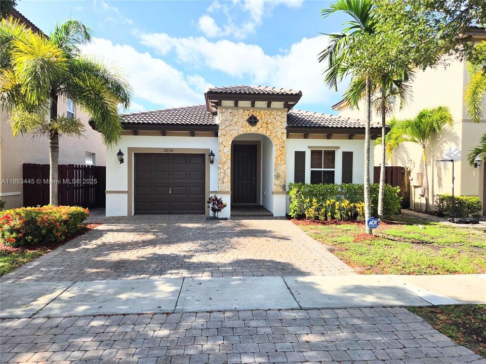 合同活跃: $3,200 (4 贝兹, 2 浴室, 1841 平方英尺)