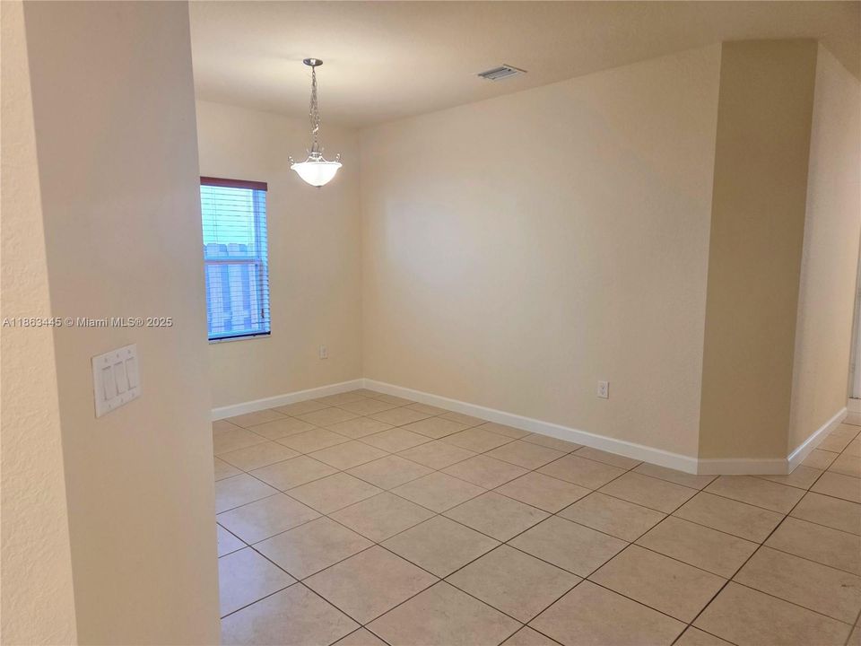 合同活跃: $3,200 (4 贝兹, 2 浴室, 1841 平方英尺)