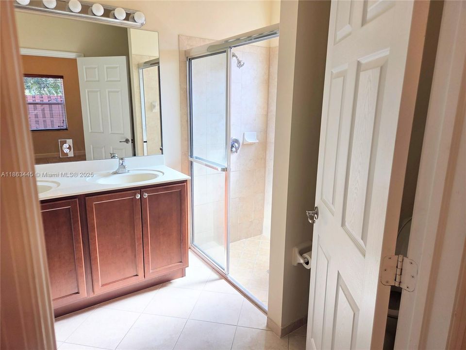 合同活跃: $3,200 (4 贝兹, 2 浴室, 1841 平方英尺)