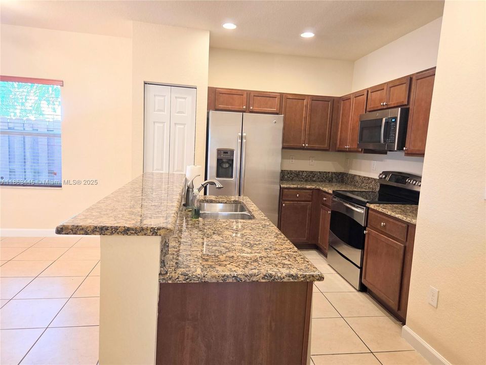 合同活跃: $3,200 (4 贝兹, 2 浴室, 1841 平方英尺)