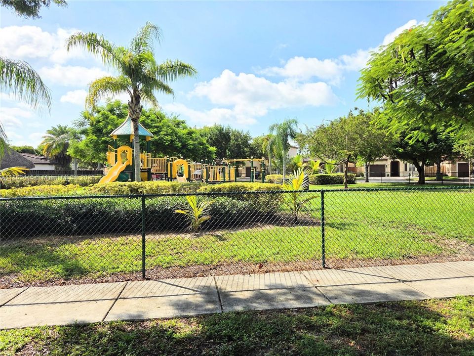 合同活跃: $3,200 (4 贝兹, 2 浴室, 1841 平方英尺)